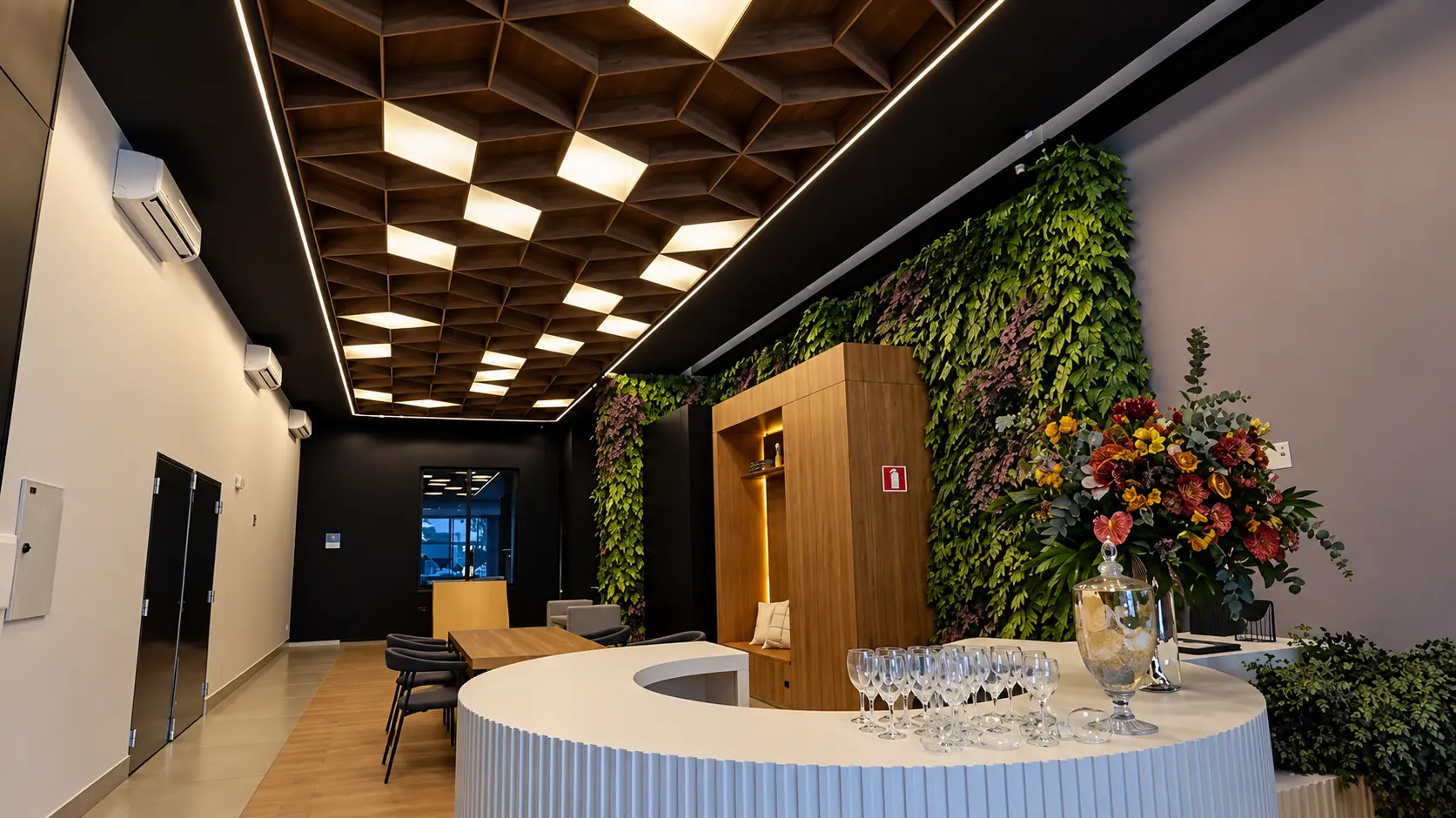 Hall de recepção com jardim vertical do ALDEA Bias Fortes pronto para morar, Lourdes, Belo Horizonte