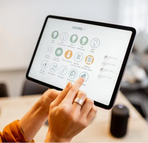 Gestão completa direto do seu dispositivo. Tablet com ícones de controle inteligente representando serviços de concierge digital.