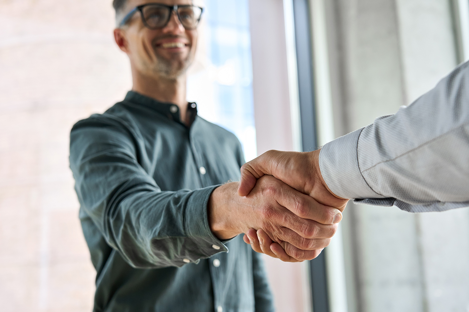 Aperto de mãos simbolizando credibilidade para investir com segurança no mercado imobiliário