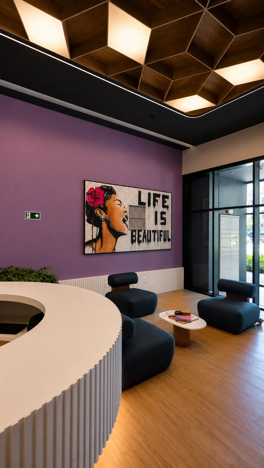 Lobby com parede roxa, quadro Life is Beautiful e poltronas do ALDEA Bias Fortes pronto para morar, Lourdes, Belo Horizonte