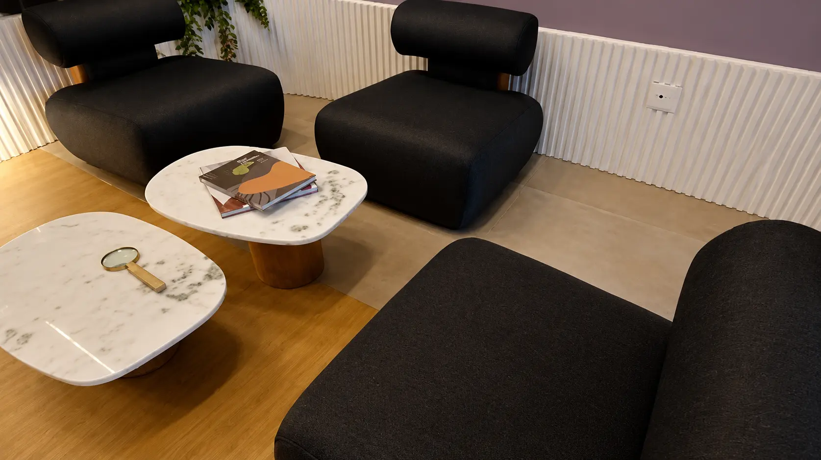 Lounge com poltronas e mesas de mármore do ALDEA Bias Fortes pronto para morar, Lourdes, Belo Horizonte