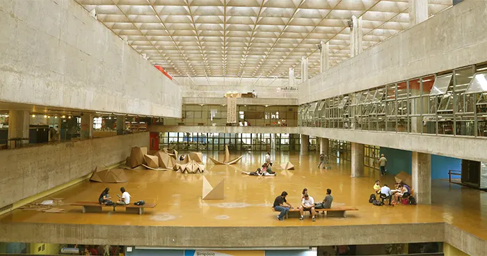 Salão Caramelo do edifício da FAU-USP, em concreto aparente