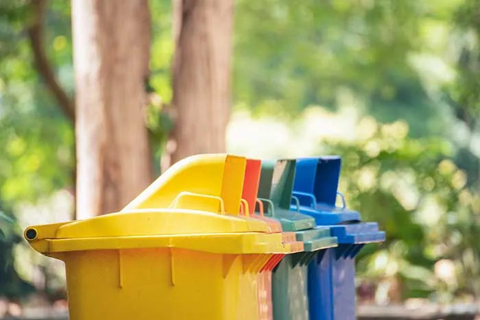 Lixeiras coloridas para a separação correta de materiais recicláveis