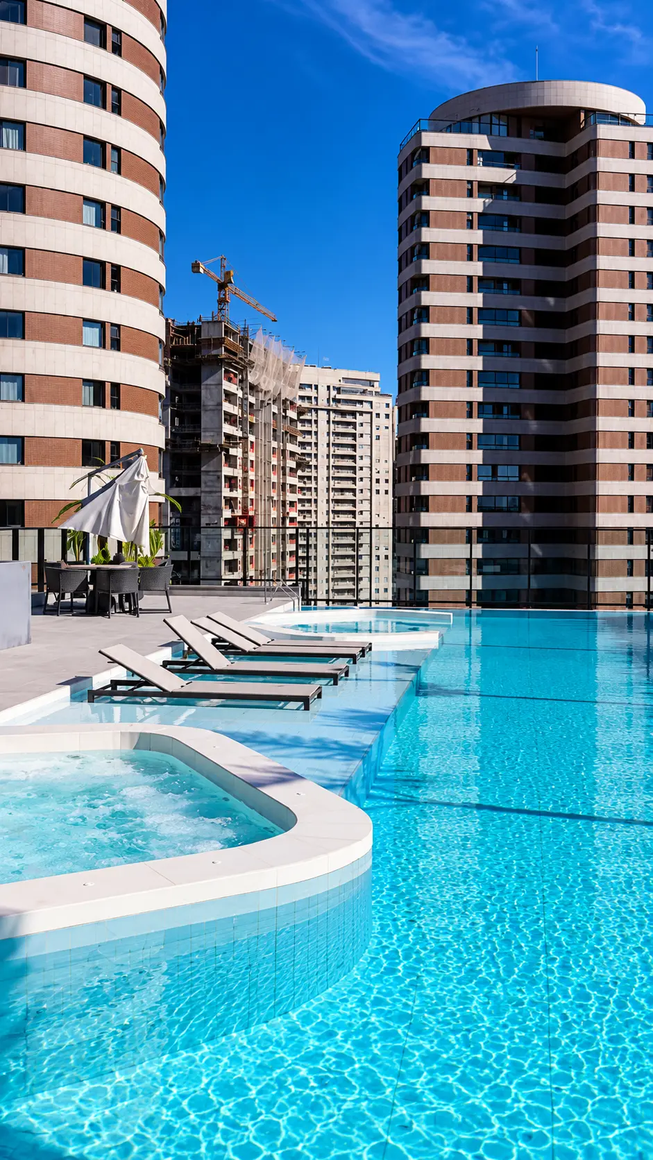 Piscina com borda infinita, SPA aquecido e espreguiçadeiras do ALDEA Vale do Sereno pronto para morar