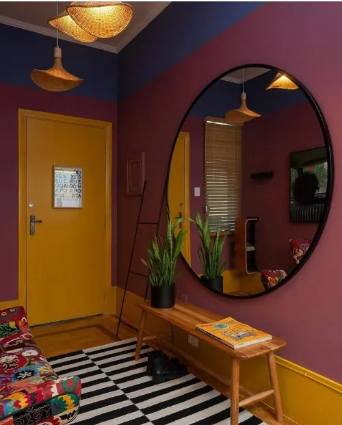 Objeto de destaque para valorizar, como um espelho redondo logo na entrada. Inspirações de decoração maximalista para apartamentos