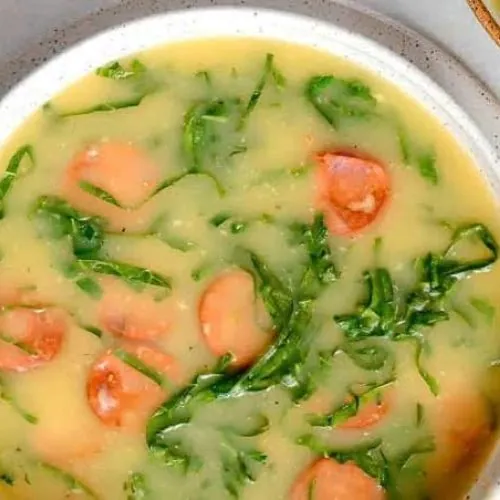 Caldo verde simples para noites frias de festa junina Caldo verde simples com calabresa