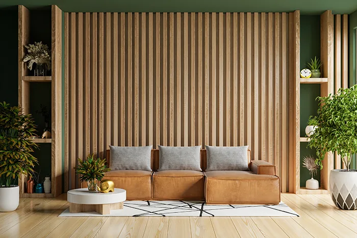 Painel ripado de madeira atrás do sofá em uma sala com plantas
