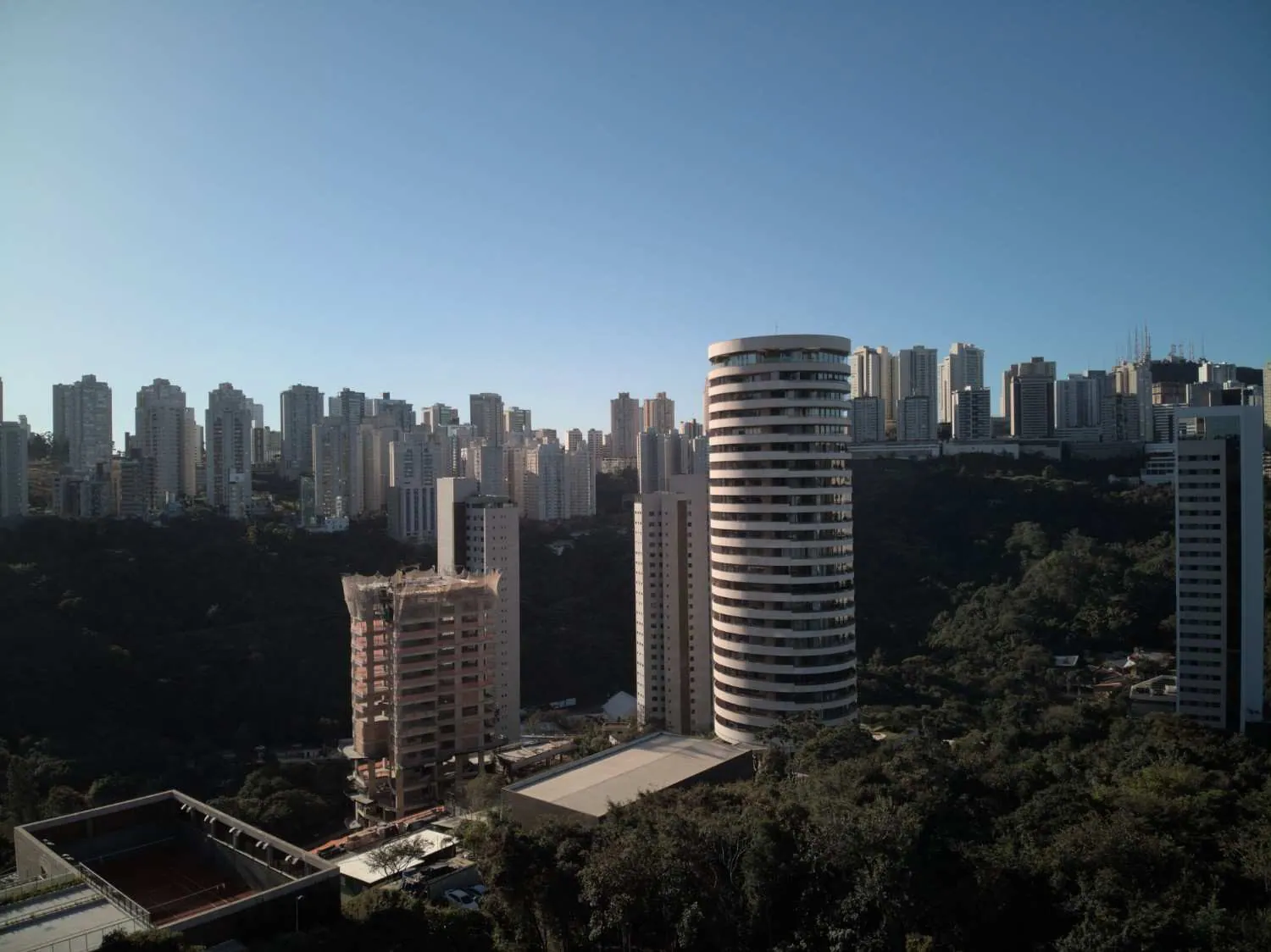 Vista panorâmica do Vale do Sereno, com prédios de alto padrão cercados por áreas verdes.