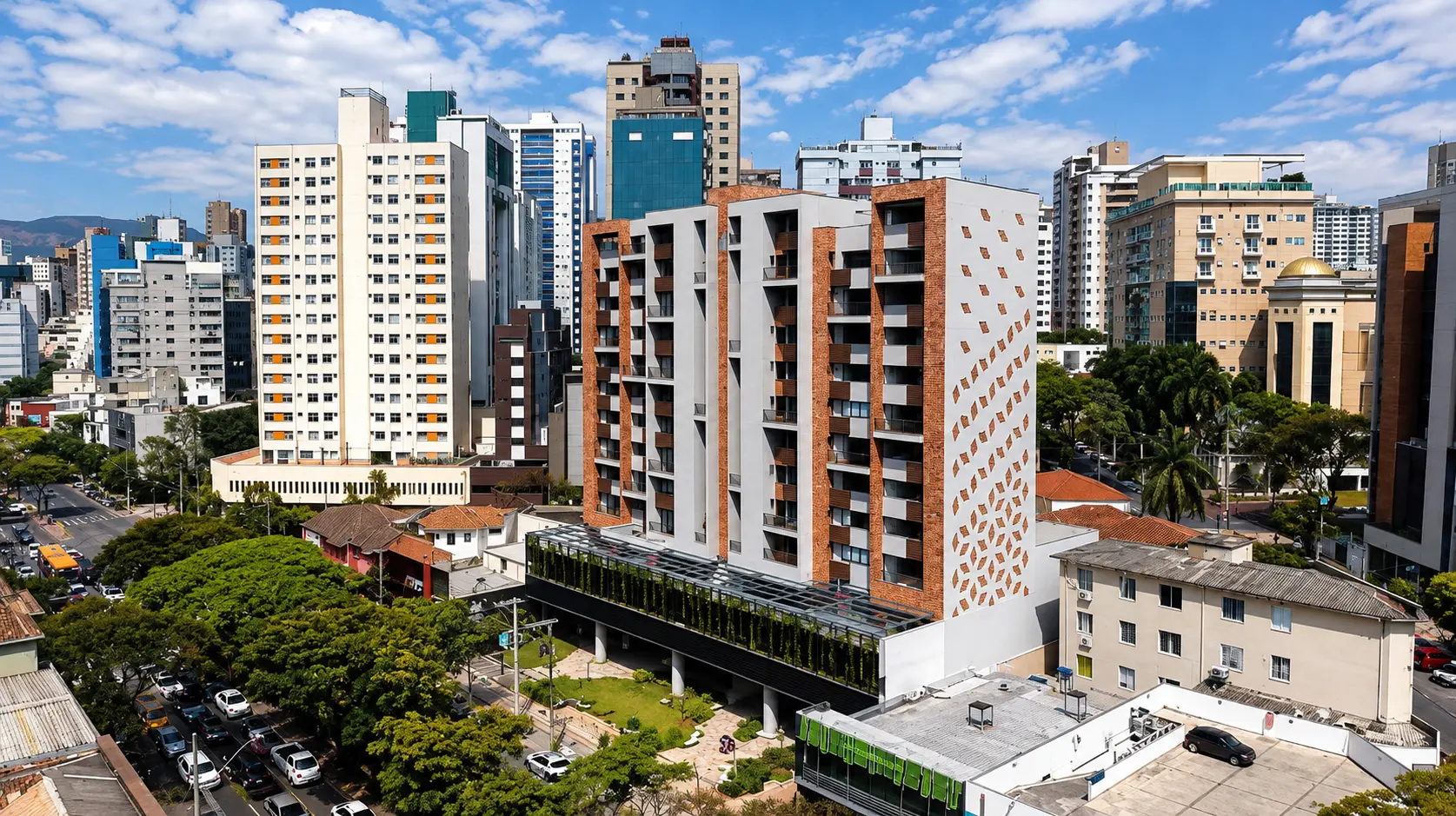 Vista aérea do ALDEA Bias Fortes pronto para morar em meio ao bairro Lourdes, Belo Horizonte