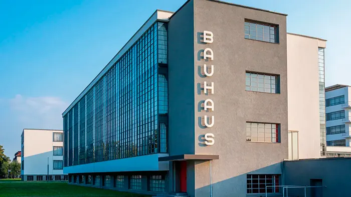 Fachada do edifício da escola Bauhaus em Dessau, na Alemanha