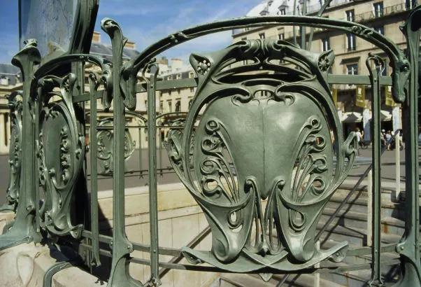 Entrada Art Nouveau do metrô de Paris, projetada por Hector Guimard