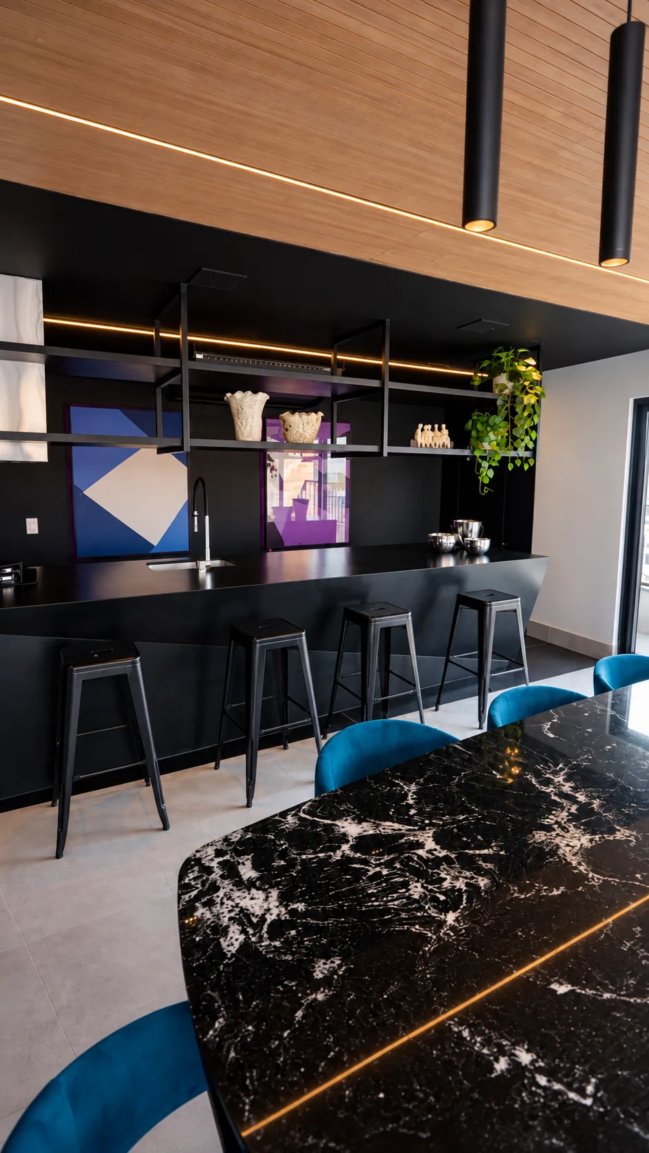 Espaço gourmet com bancada preta e mesa de mármore do ALDEA Bias Fortes pronto para morar, Lourdes, Belo Horizonte