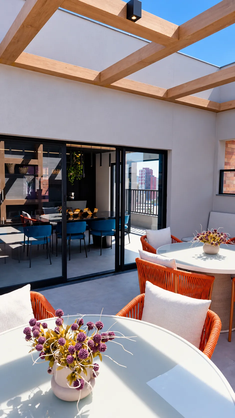 Terraço com mesas ao ar livre junto ao espaço gourmet do ALDEA Bias Fortes pronto para morar, Lourdes, Belo Horizonte
