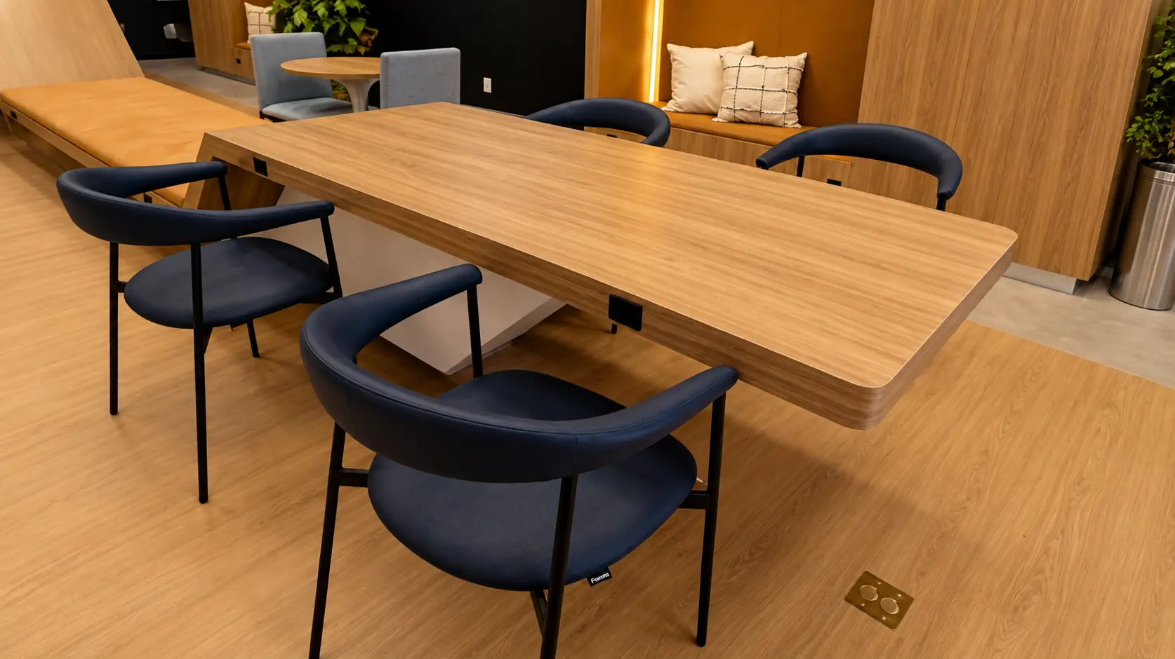 Espaço de convivência com mesa de madeira do ALDEA Bias Fortes pronto para morar, Lourdes, Belo Horizonte