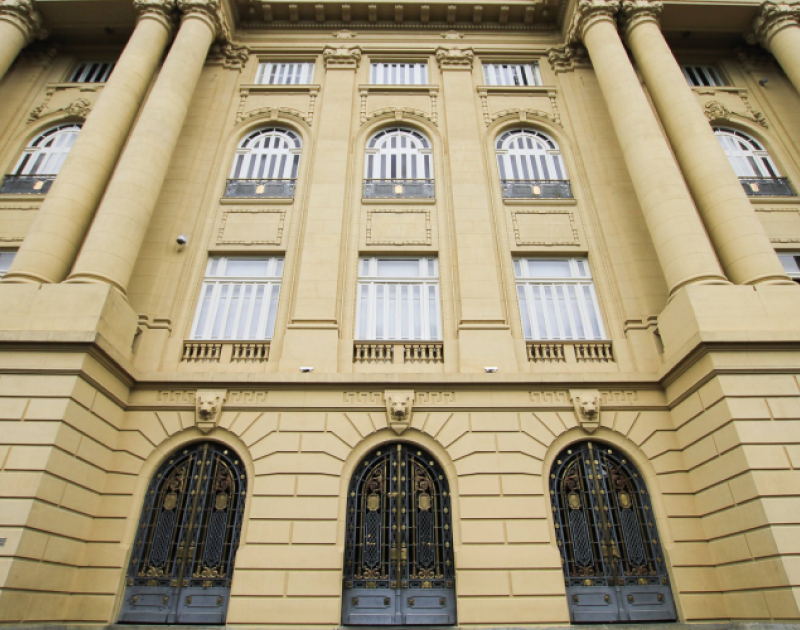 Detalhe da fachada clássica do CCBB em Belo Horizonte.
