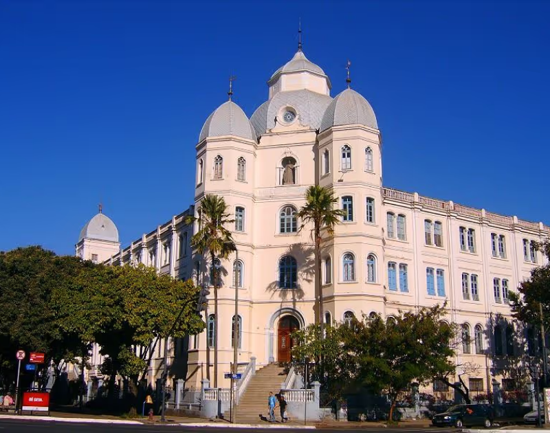 Fachada histórica do Colégio Arnaldo, referência educacional no Funcionários.