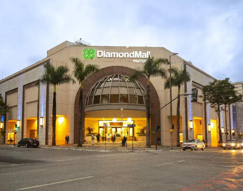 Entrada principal do DiamondMall, shopping de referência em Belo Horizonte.