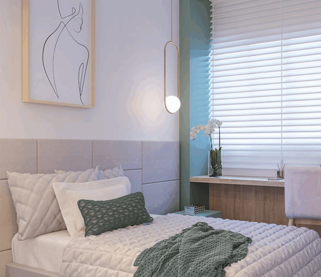 Quarto de hóspedes com parede azul acinzentada, cabeceira de palhinha e arranjo floral sobre o criado-mudo. 