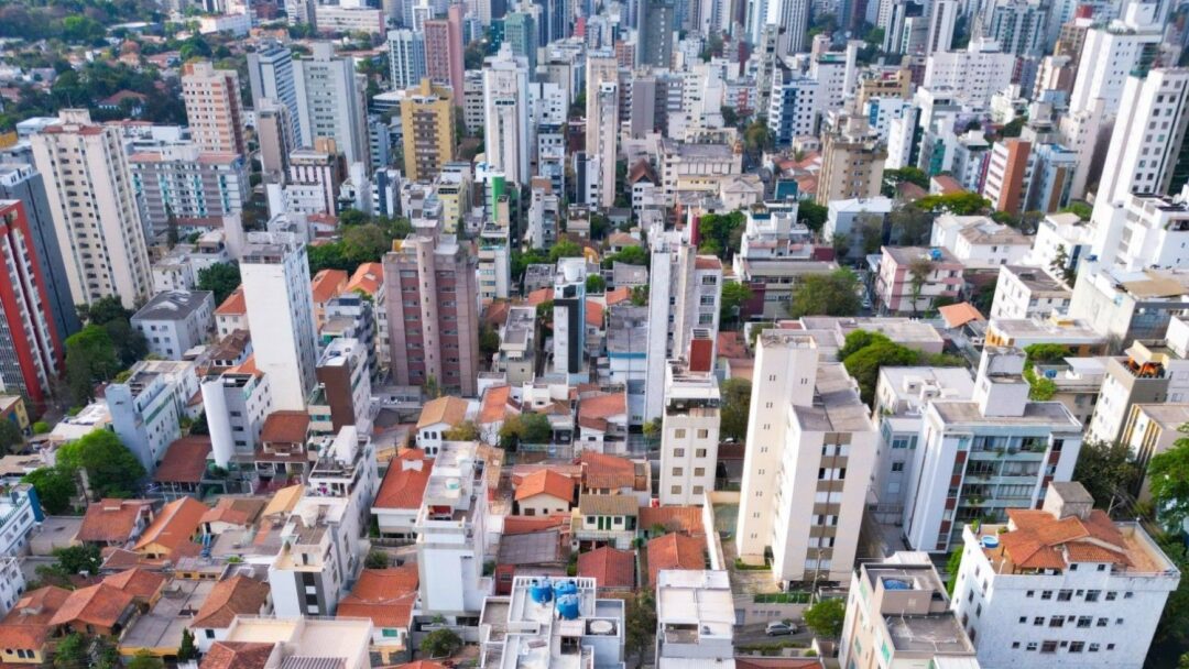 Vista aérea do bairro Santo Antônio em Belo Horizonte, com prédios e ruas arborizadas.