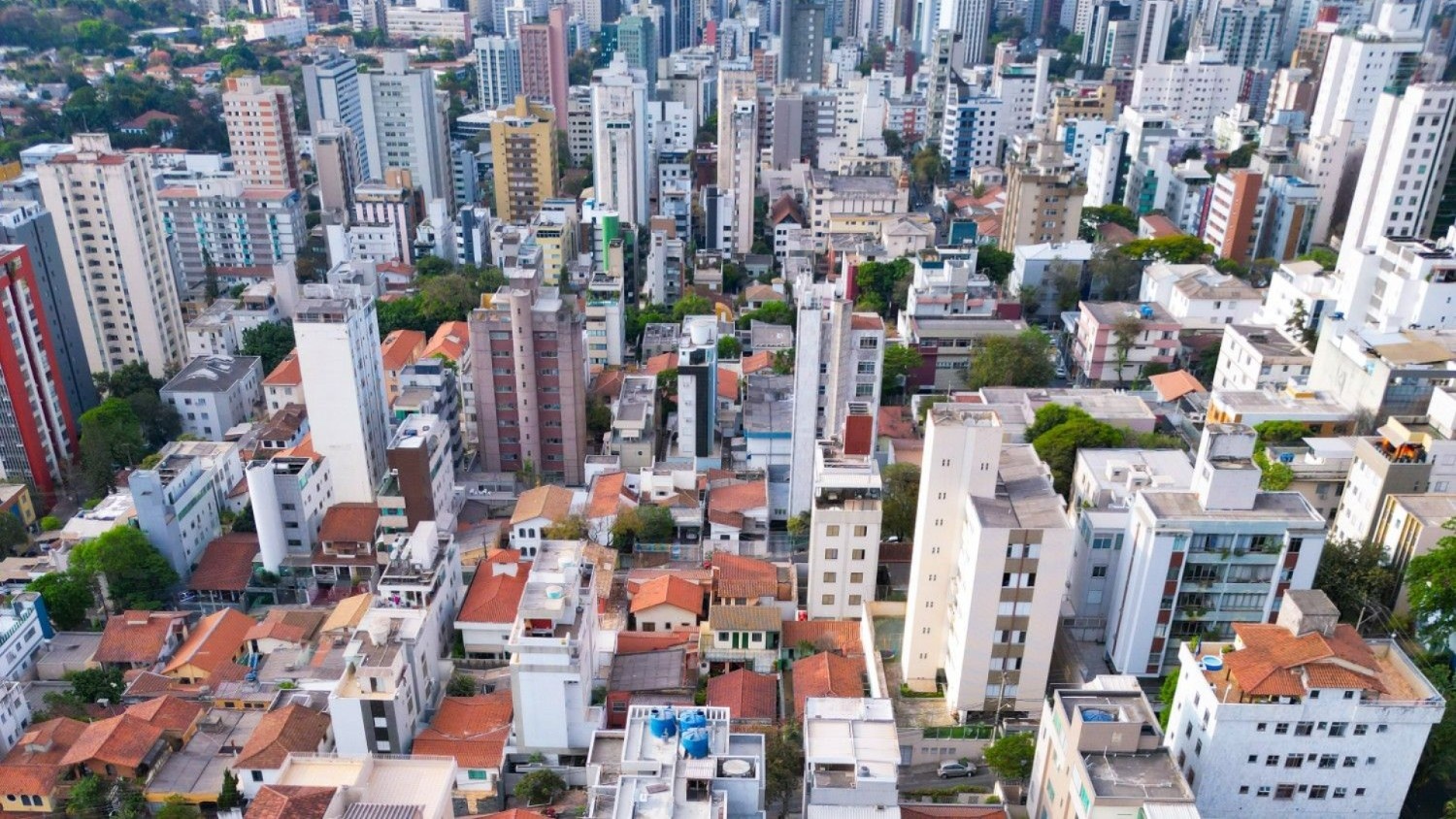 Vista aérea do bairro Santo Antônio em Belo Horizonte, com prédios e ruas arborizadas.