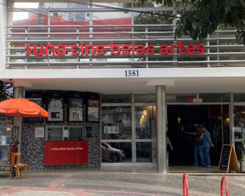 Entrada do Cine Belas Artes em Belo Horizonte, com letreiro vermelho e fachada moderna.