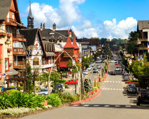 Vista da rua principal de Gramado com arquitetura europeia e decoração sazonal.