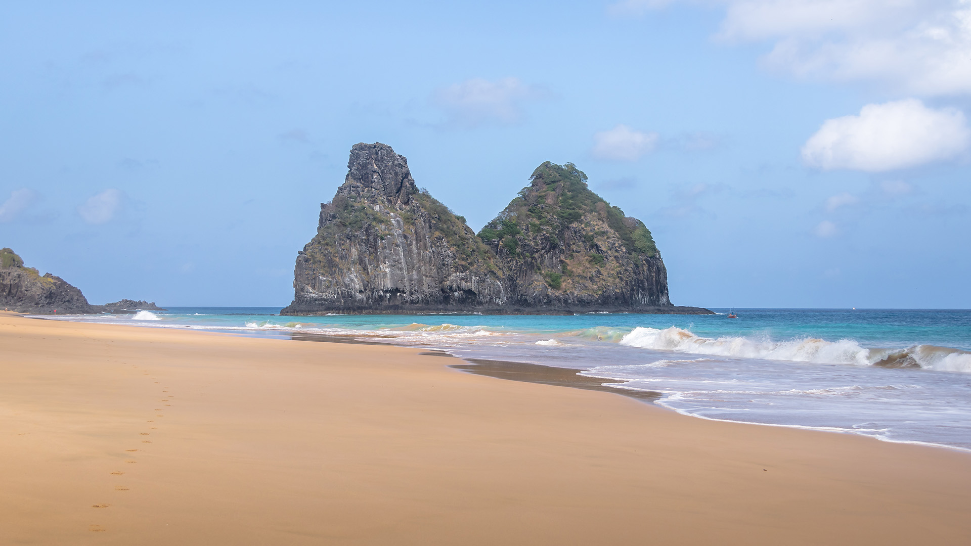 Destino imperdível no Brasil: Praia com o Morro Dois Irmãos em Fernando de Noronha.
