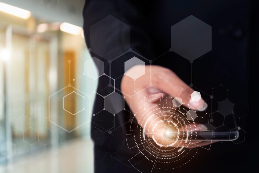 Pessoa usando celular com interface de concierge digital mostrando conexões inteligentes.