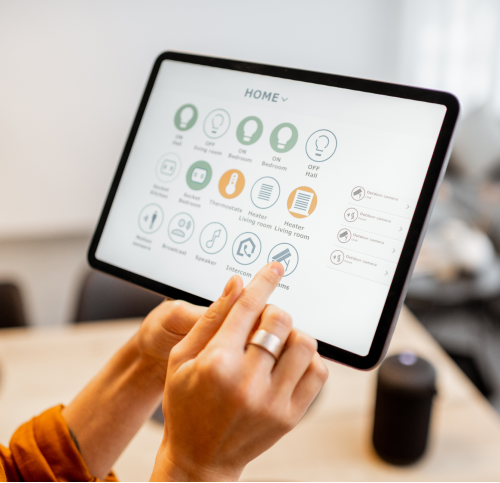 Tablet com ícones de controle inteligente representando serviços de concierge digital.