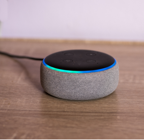 Close-up da Alexa respondendo à pergunta.