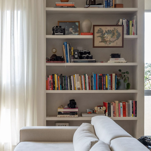 Livros e estantes também ajudam