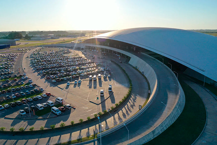 Área externa e estacionamento do Aeroporto Internacional de Carrasco no Uruguai