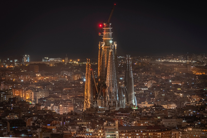 Vista aérea noturna da Sagrada Família na Espanha