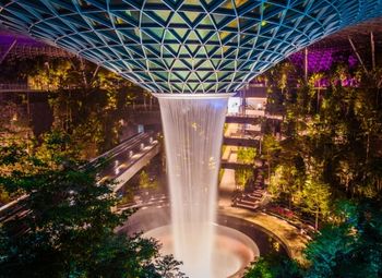 Cachoeira interna do Aeroporto de Changi em Singapura