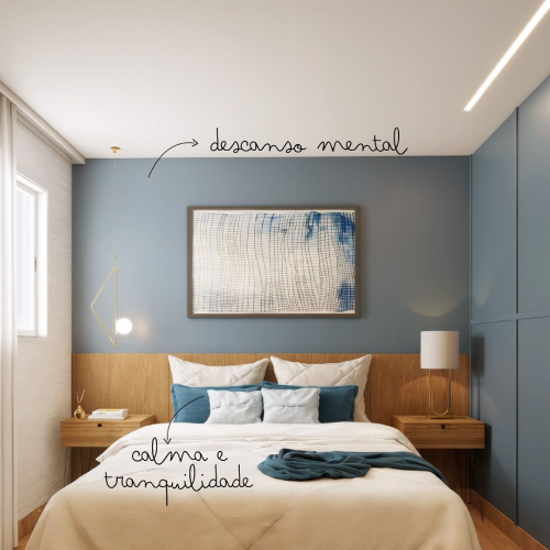  Quarto com parede em tom azul.
