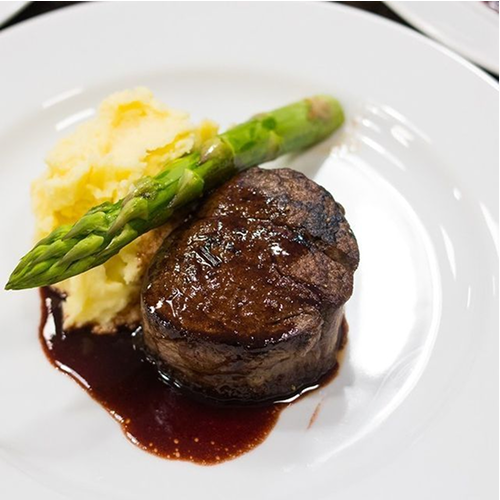 Filé ao molho de vinho com purê de batatas 