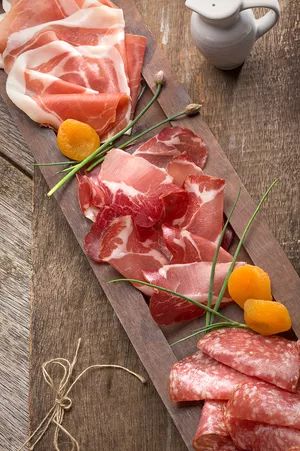 Frios e proteínas para tábua de petiscos 