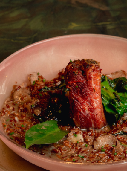 Arroz cremoso de bochecha e costelinha defumada, ora-pro-nóbis e bacon caramelado do restaurante A Casa da Agnes em BH.